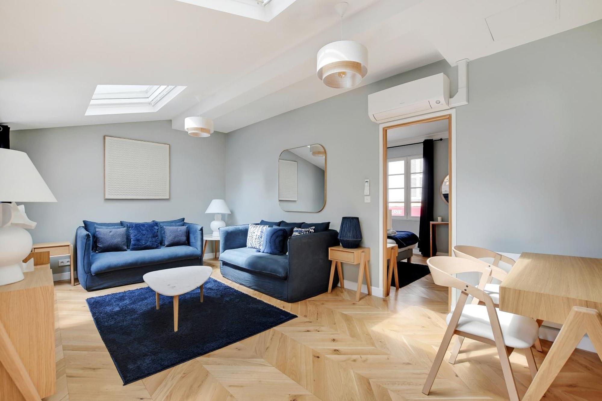 Pick A Flat's In Montmartre - Rue Lepic * Parijs